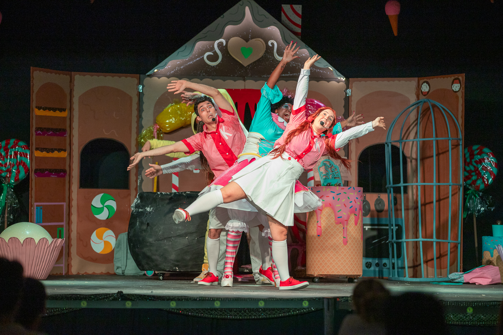 TEATRO INFANTIL: JOÃO E MARIA EM UMA DOCE LIÇÃO